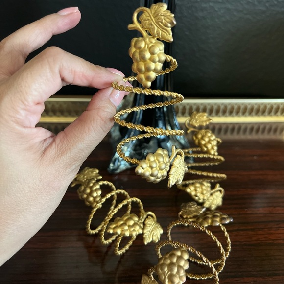 Vintage Gold Metal Napkin Rings Set of 4 - Picture 2 of 8